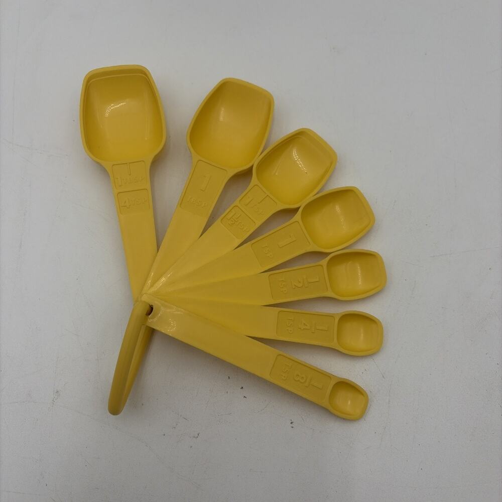 Vintage TUPPERWARE Measuring Spoon Set Complete 7 PC BRIGHT YELLOW "D" Ring EUC